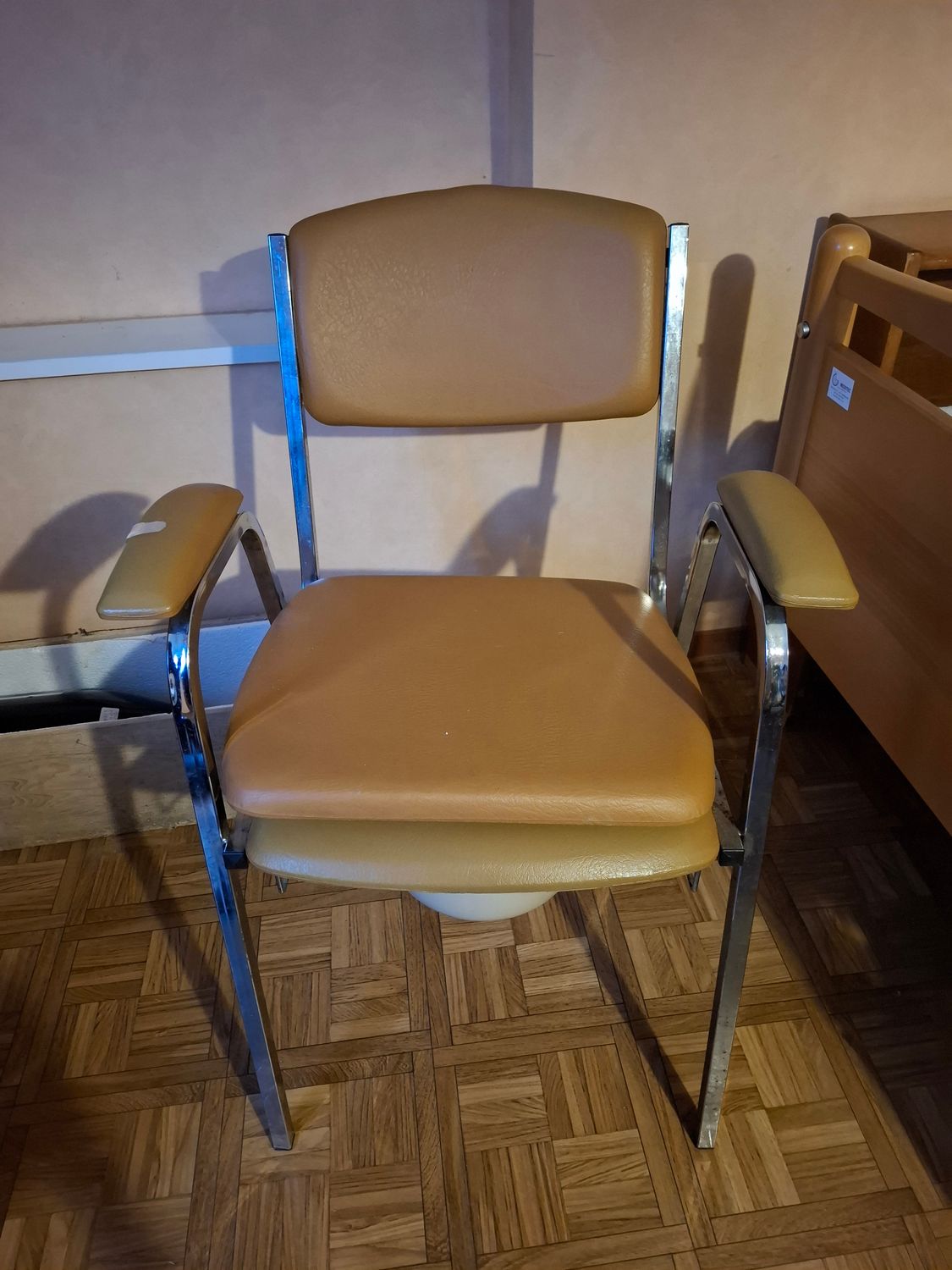 Chaise percée
