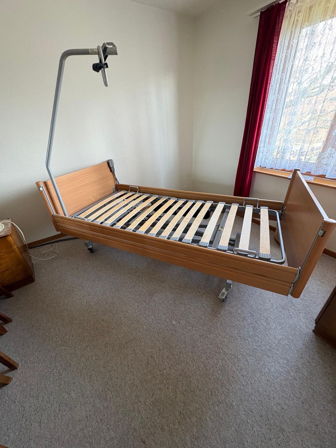 Lit médicalisé avec potence