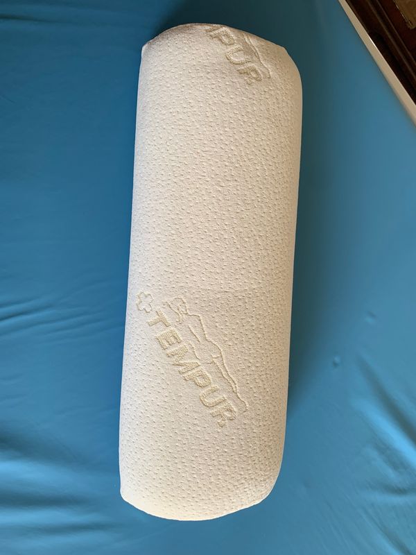 Coussin semi-circulaire Coussin semi-circulaire "Tempur" en parfait état 50x20x10.