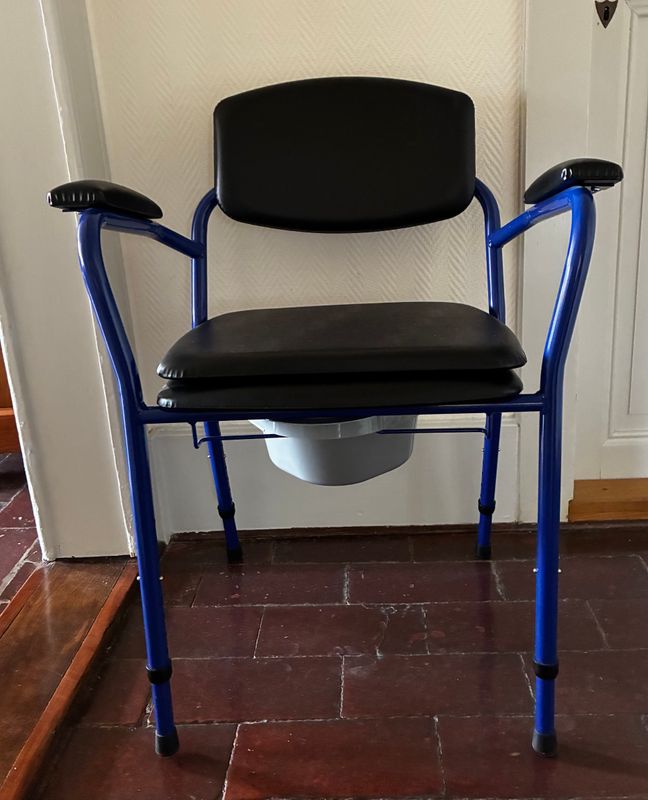 Chaise percée neuve Chaise percée neuve
