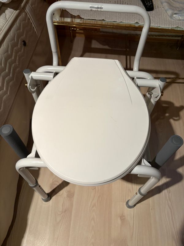 Chaise percée