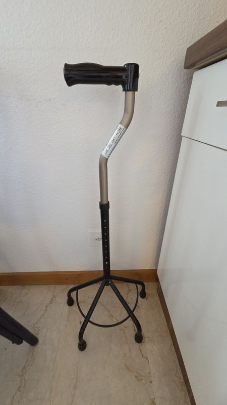 Canne de marche quadripode