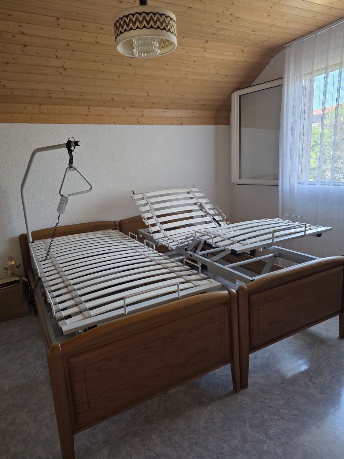 Lit médicalisé avec cadre en bois