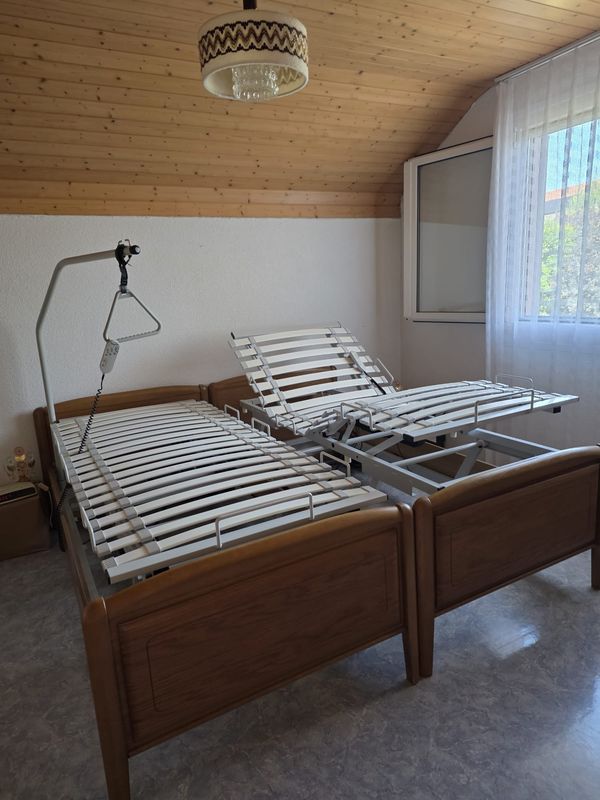 Lit médicalisé avec cadre en bois