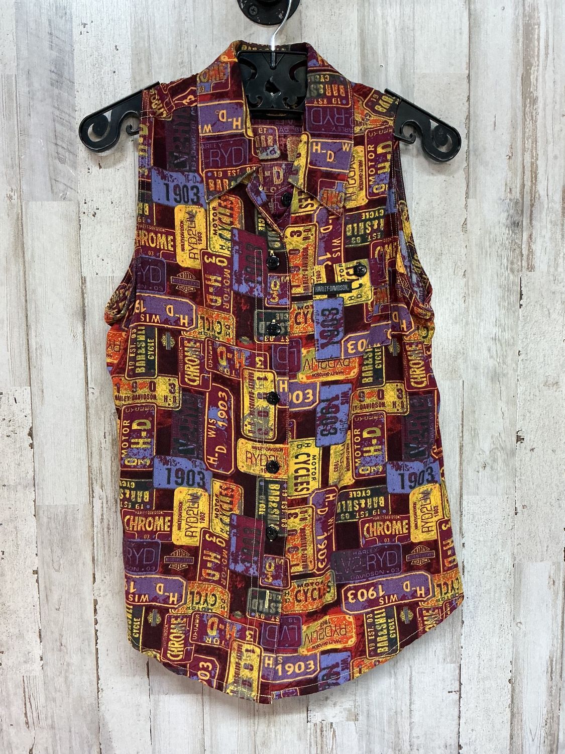 10046 HD Women's Colorful License Plates Sleeveless Button-Up Top XS