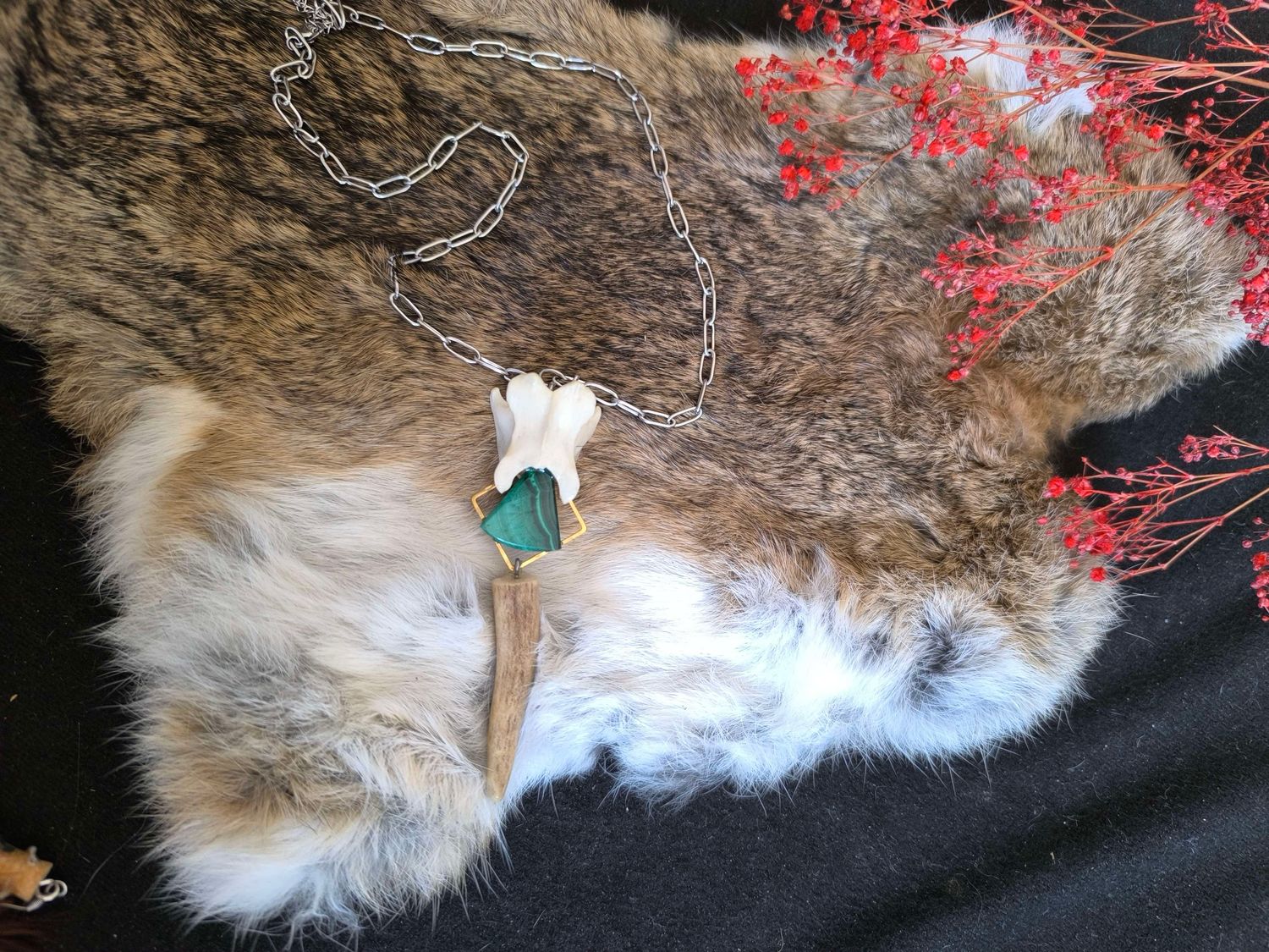 Talisman “Gardien de Croissance” – Vertèbre de Renard, Malachite &amp; Bois de Cerf