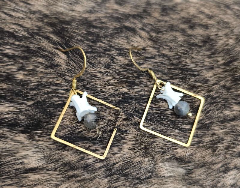Boucles “Carré Doré, Vertèbre de Serpent &amp; Labradorite”