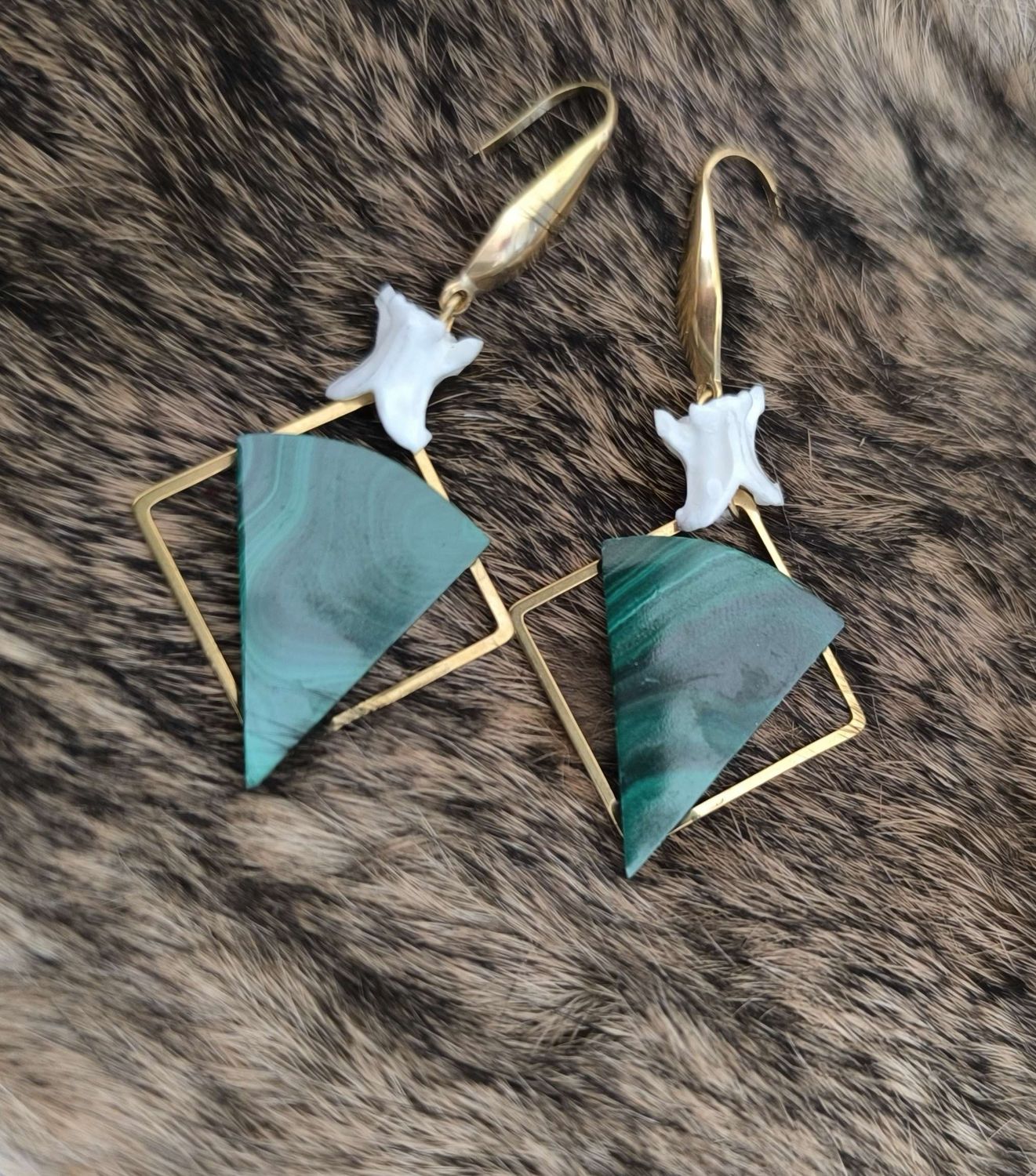 Boucles “Porte de Mue” – Malachite &amp; Vertèbre de Serpent
