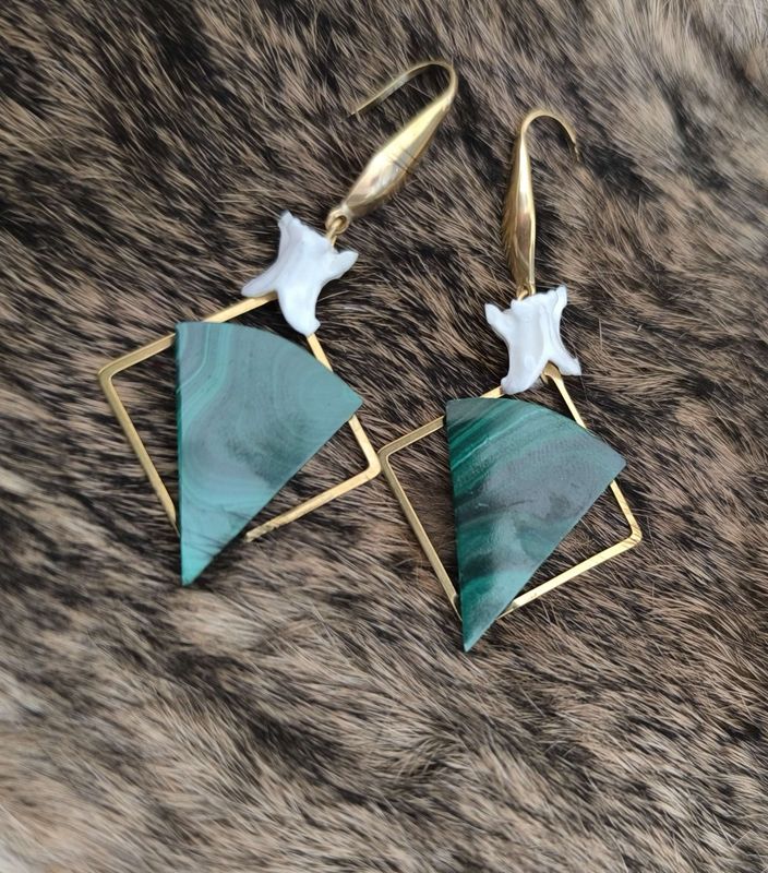 Boucles “Porte de Mue” – Malachite &amp; Vertèbre de Serpent