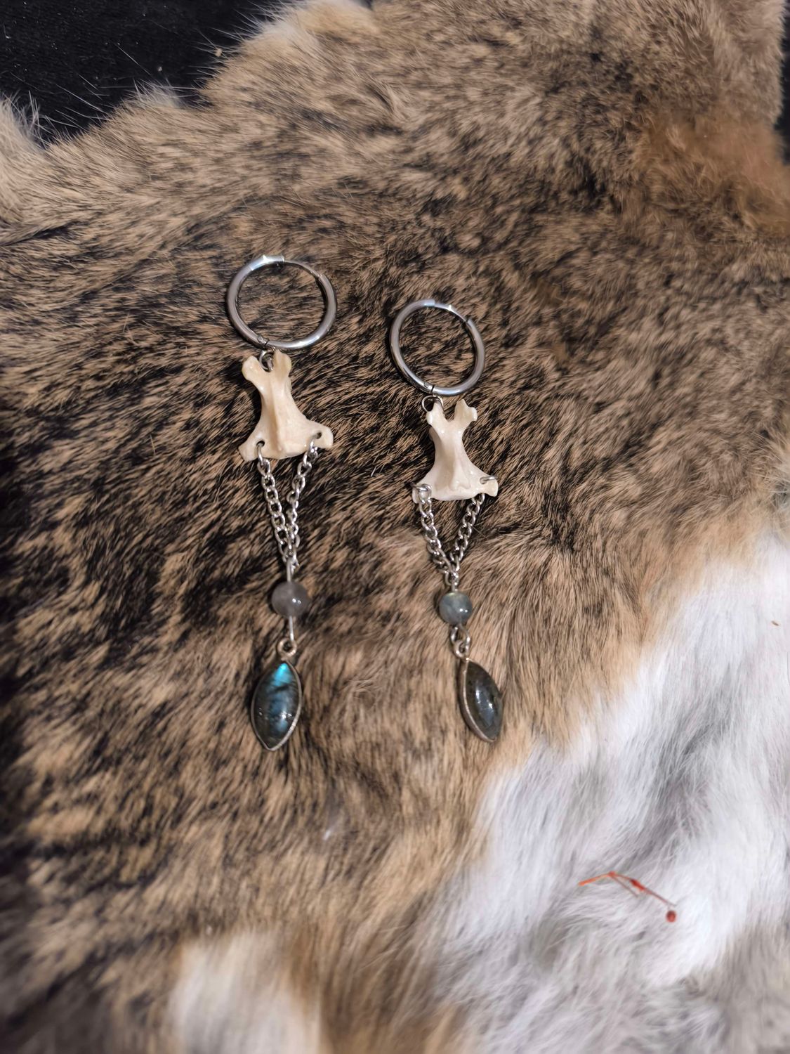 Boucles “Vision Sauvage” – Vertèbre de Renard &amp; Labradorite