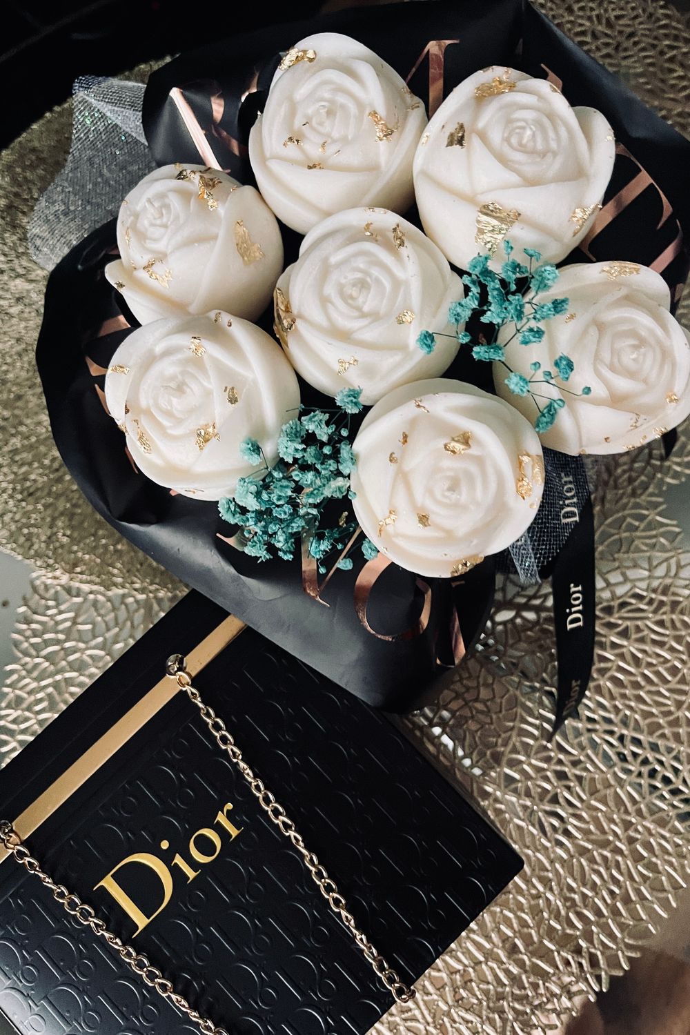 Flower Box Medium - Róże z ręcznie nakładanym złotem i niebieskim przybraniem