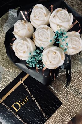 Flower Box Medium - Róże z ręcznie nakładanym złotem i niebieskim przybraniem