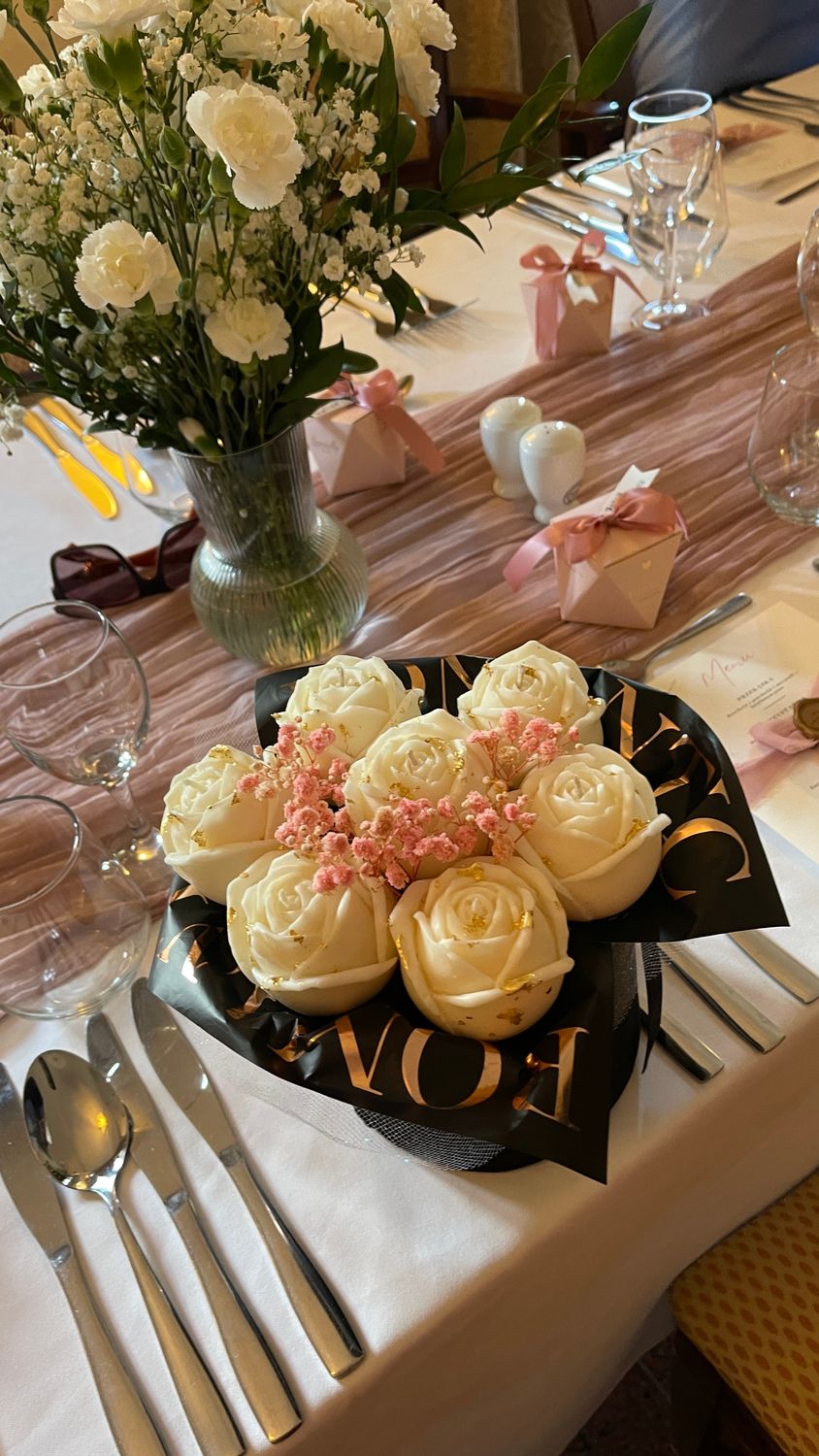 Flower Box Medium - Róże z ręcznie nakładanym złotem i różowym przybraniem