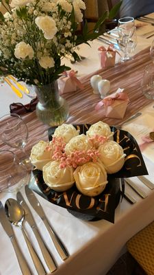 Flower Box Medium - Róże z ręcznie nakładanym złotem i różowym przybraniem