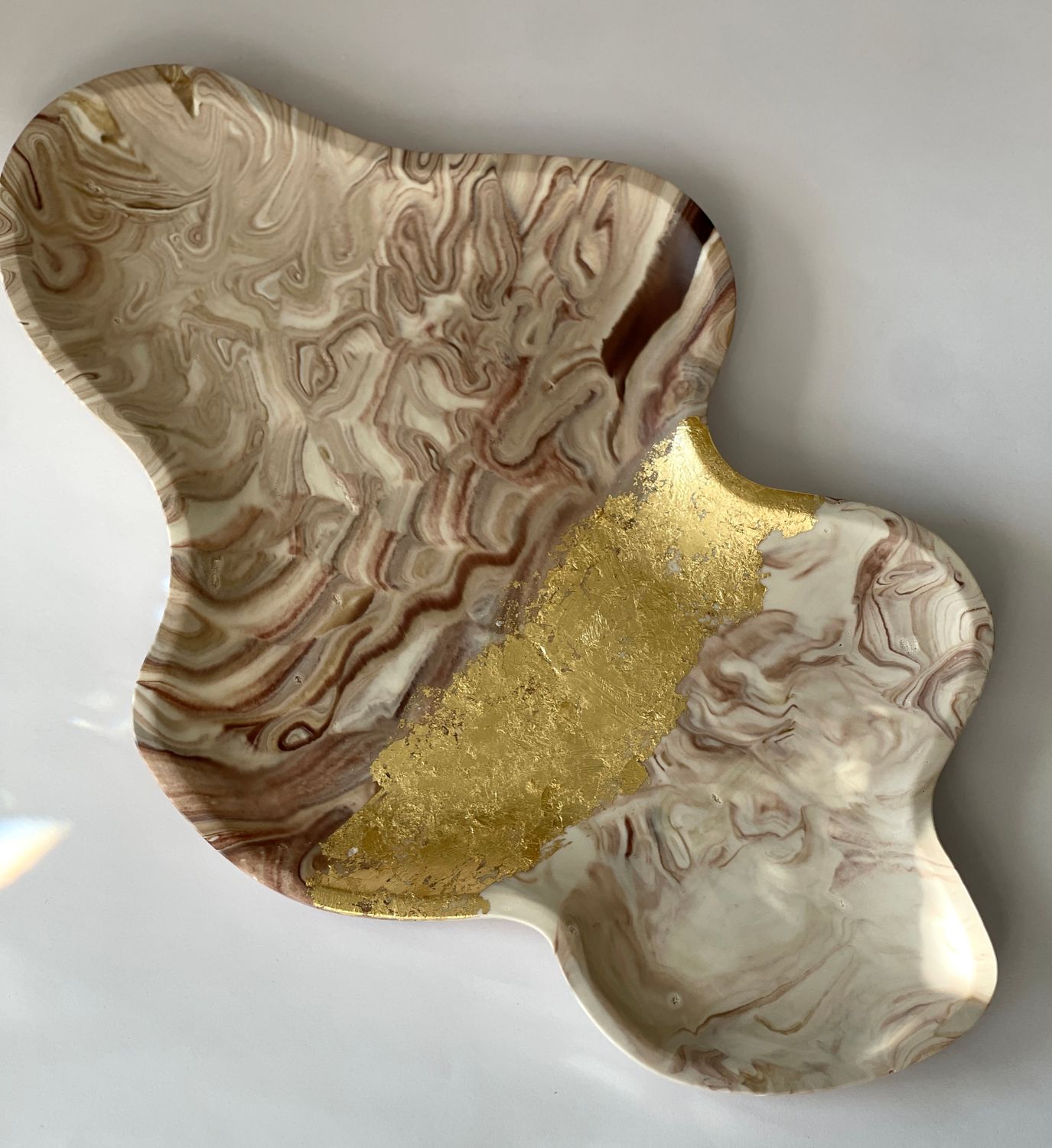 Luksusowa taca dekoracyjna Flame Brąz-Krem ze złotym detalem