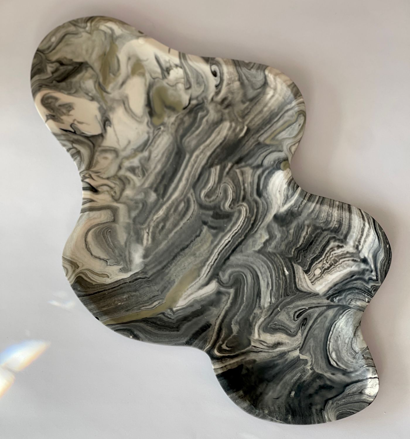 Taca dekoracyjna nieregularna Flame Czarno-Biała z gipsu polimerowego Taca dekoracyjna nieregularna Flame Czarno-Biała z gipsu polimerowego