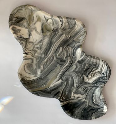 Taca dekoracyjna nieregularna Flame Czarno-Biała z gipsu polimerowego