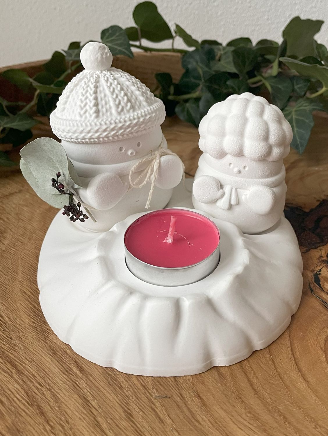 Schneemann / -frau mit Kerze