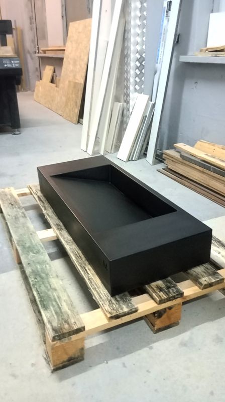 Umywalka betonowa Urbanform.design EDGY LONG czarna z odpływem liniowym na zamówienie
