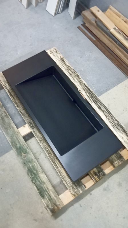 Umywalka na zamówienie Urbanform.design EDGY LONG czarna z odpływ liniowy