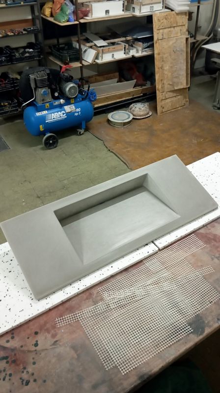 Umywalka z betonu na zamówienie Edgy Custom - beż