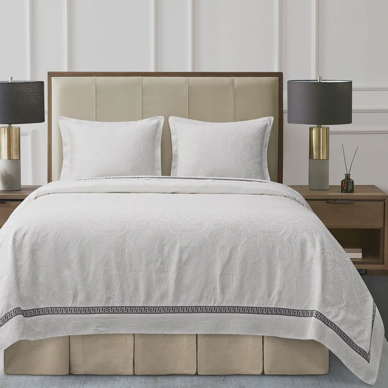 HE Liza White Matelassé Coverlet QUEEN