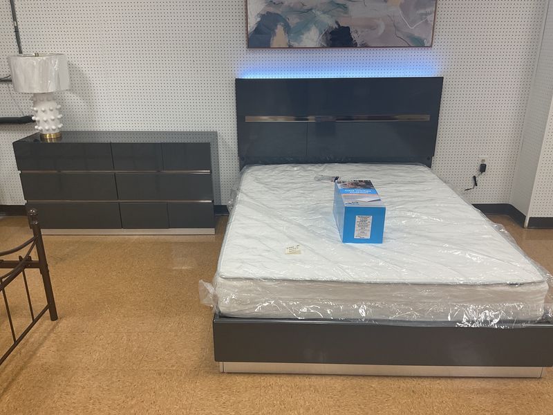 3 piece bedroom w/ Matt queen