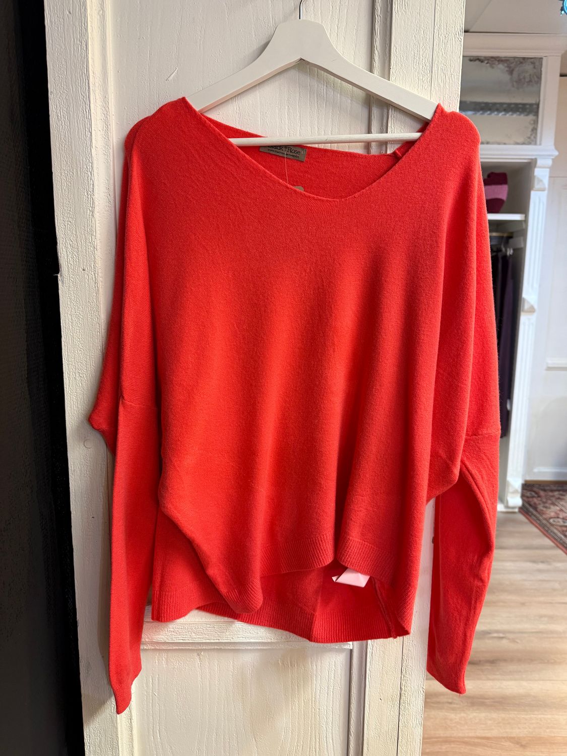 Pull BLACK Rose met vlindermouw en Vhals oranje