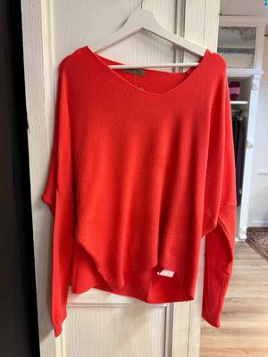 Pull BLACK Rose met vlindermouw en Vhals oranje