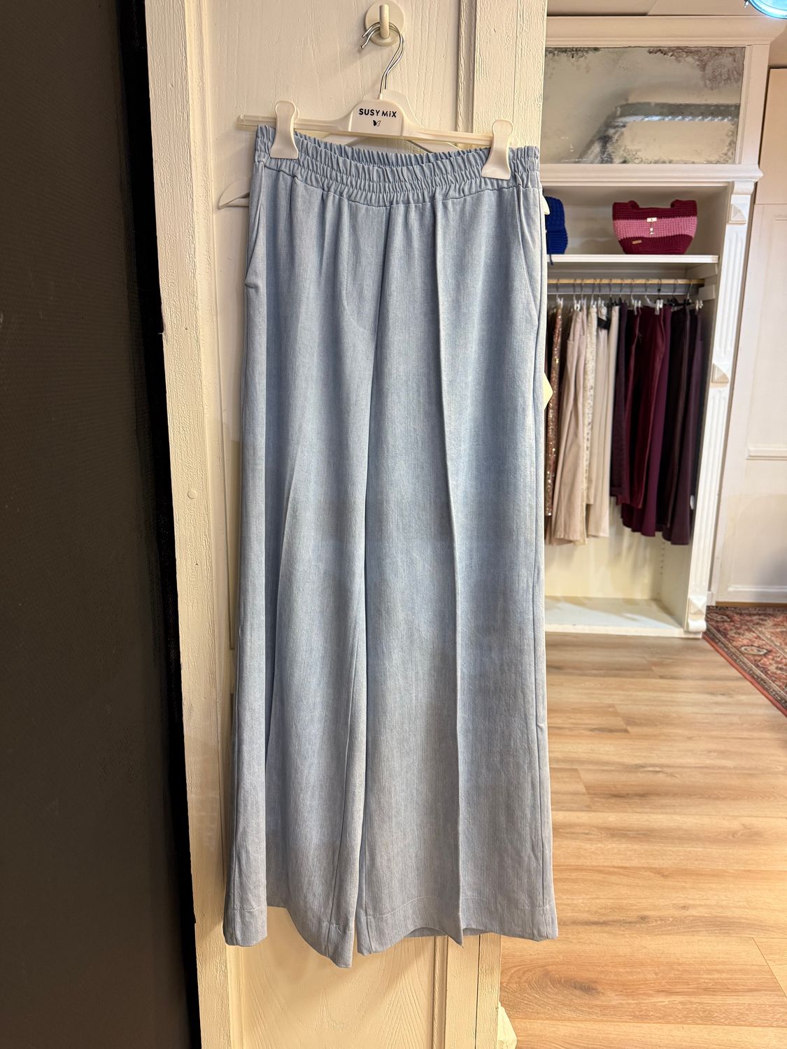 LICHT BLAUWE JEANS BLACK ROSE