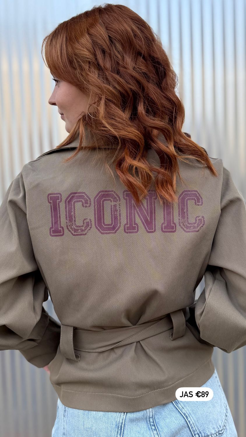 Groene korte jas met opschrift iconic