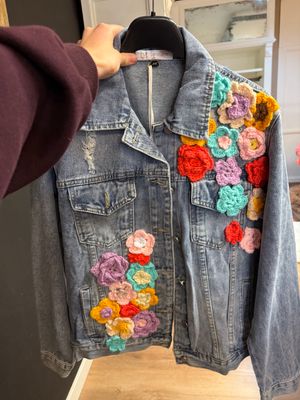 Jeansjas met gehaakte bloemen