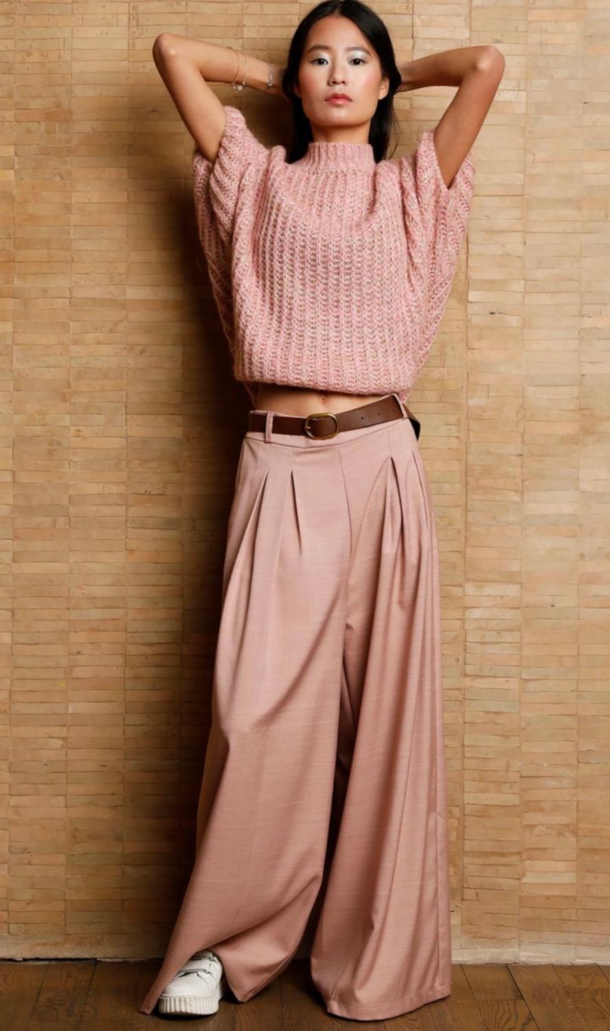 Broek breed met bruine ceintuur roze en beige