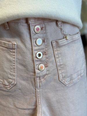 Jeans beige, roze en lichtgroen met gekleurde knopen