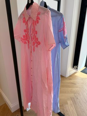 Kleed blauw gestreept met roze palmboom mouw