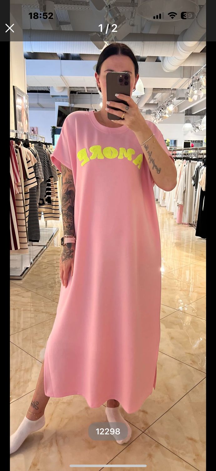 Sweater jurk roze met fluo gele letters