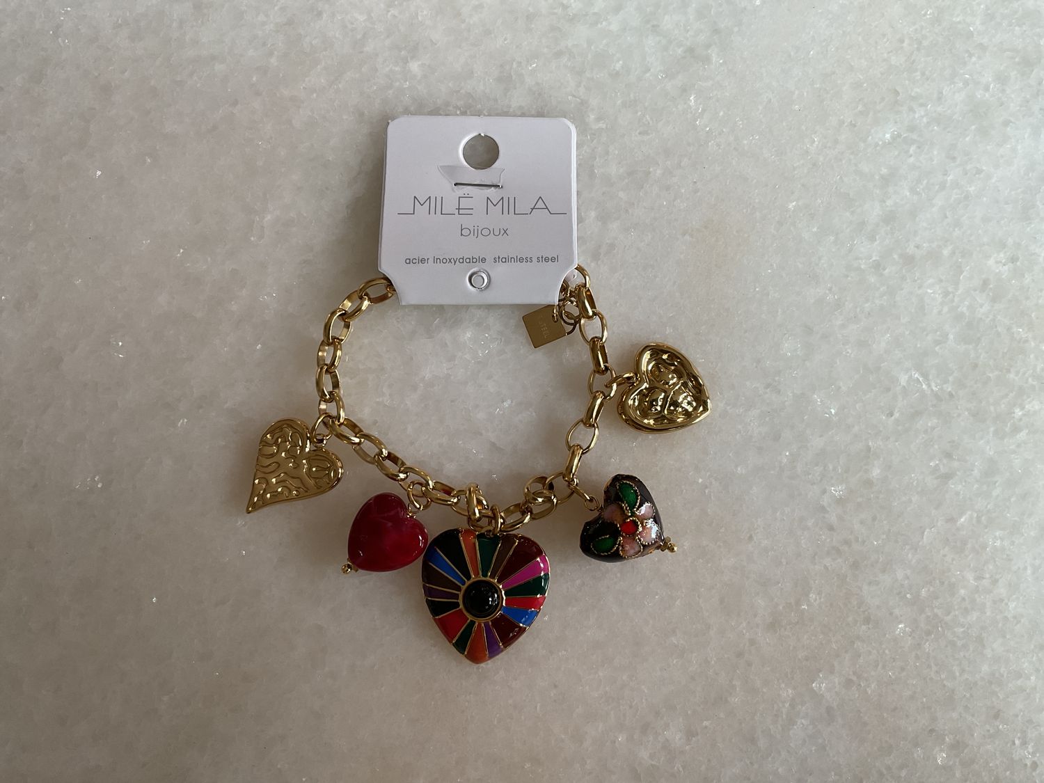 Armband met gekleurde hangers