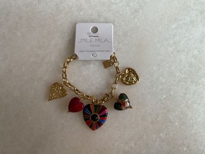 Armband met gekleurde hangers