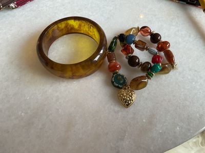 Dikke groene armband en kralenarmbanden