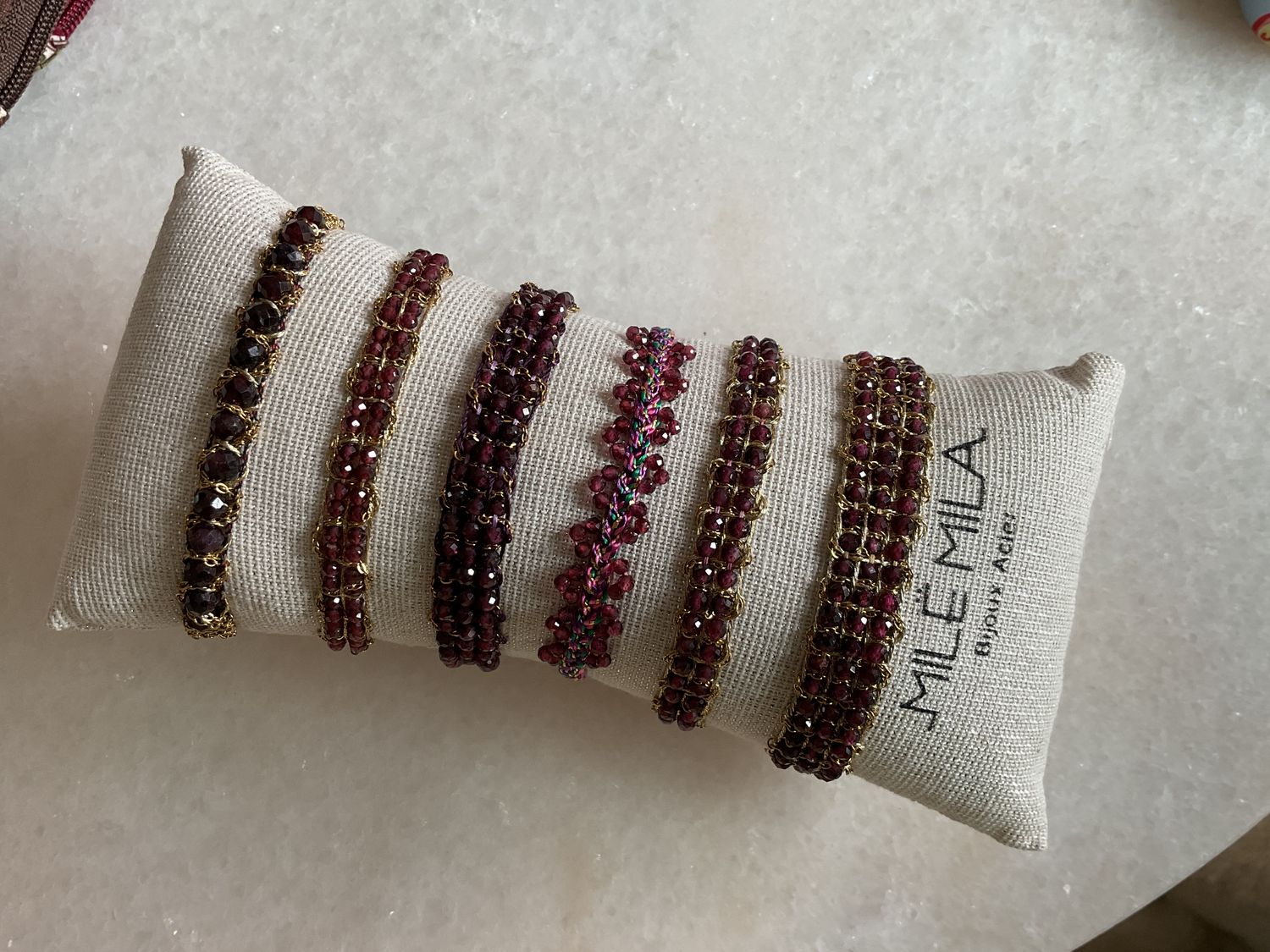 Armbanden op kussentje (paars/bordeaux)