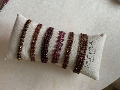 Armbanden op kussentje (paars/bordeaux)