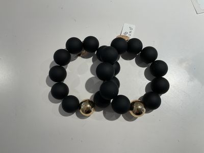 Armband met matte zwarte bollen en 1 gouden bol