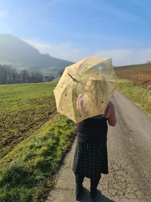 Vintage-Sonnenschirm mit eingestrickten Perlen