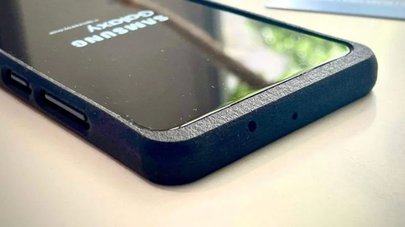 Spy Camera in a Smartphone: A True Dual-Purpose Device That Looks Just Like a Regular Phone