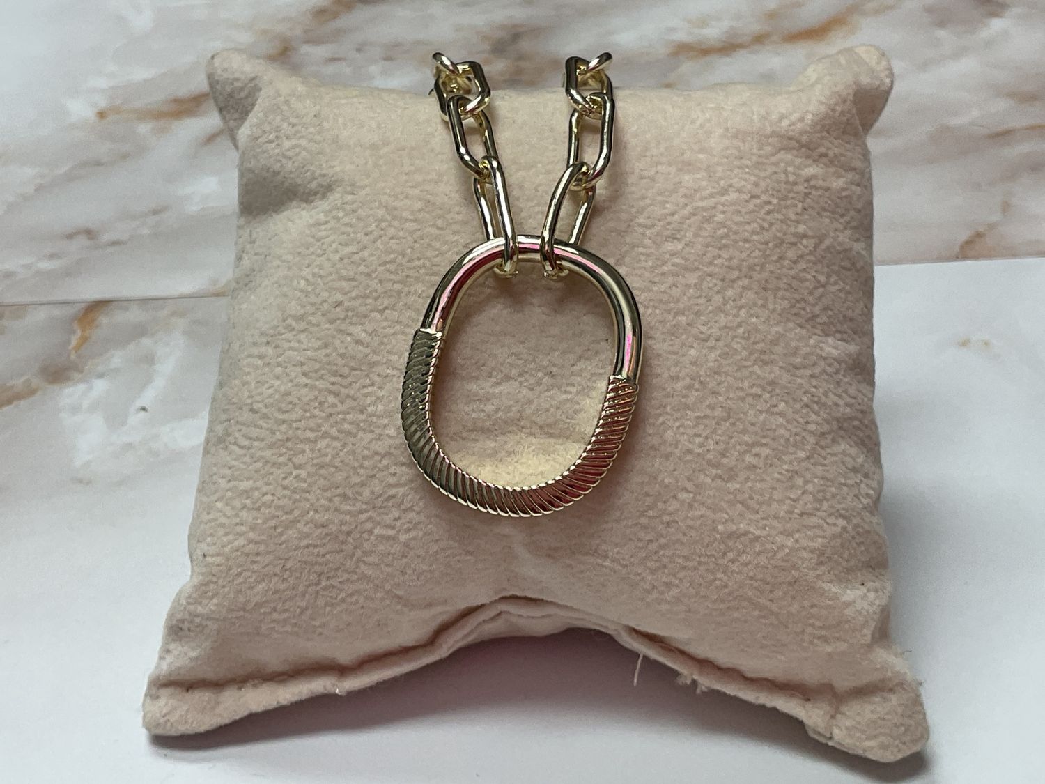 Paper lip necklace with big O