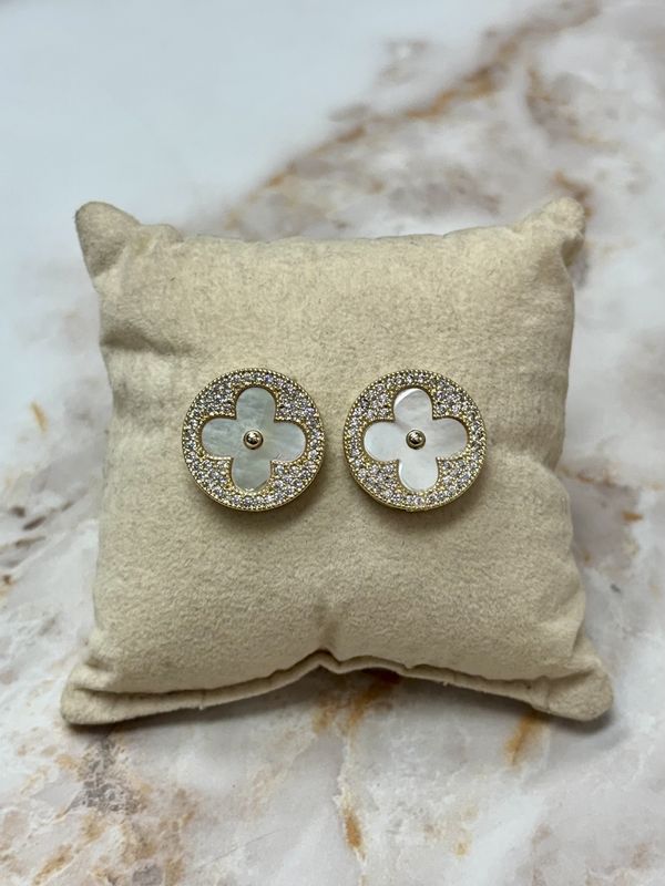 Round clover earrings