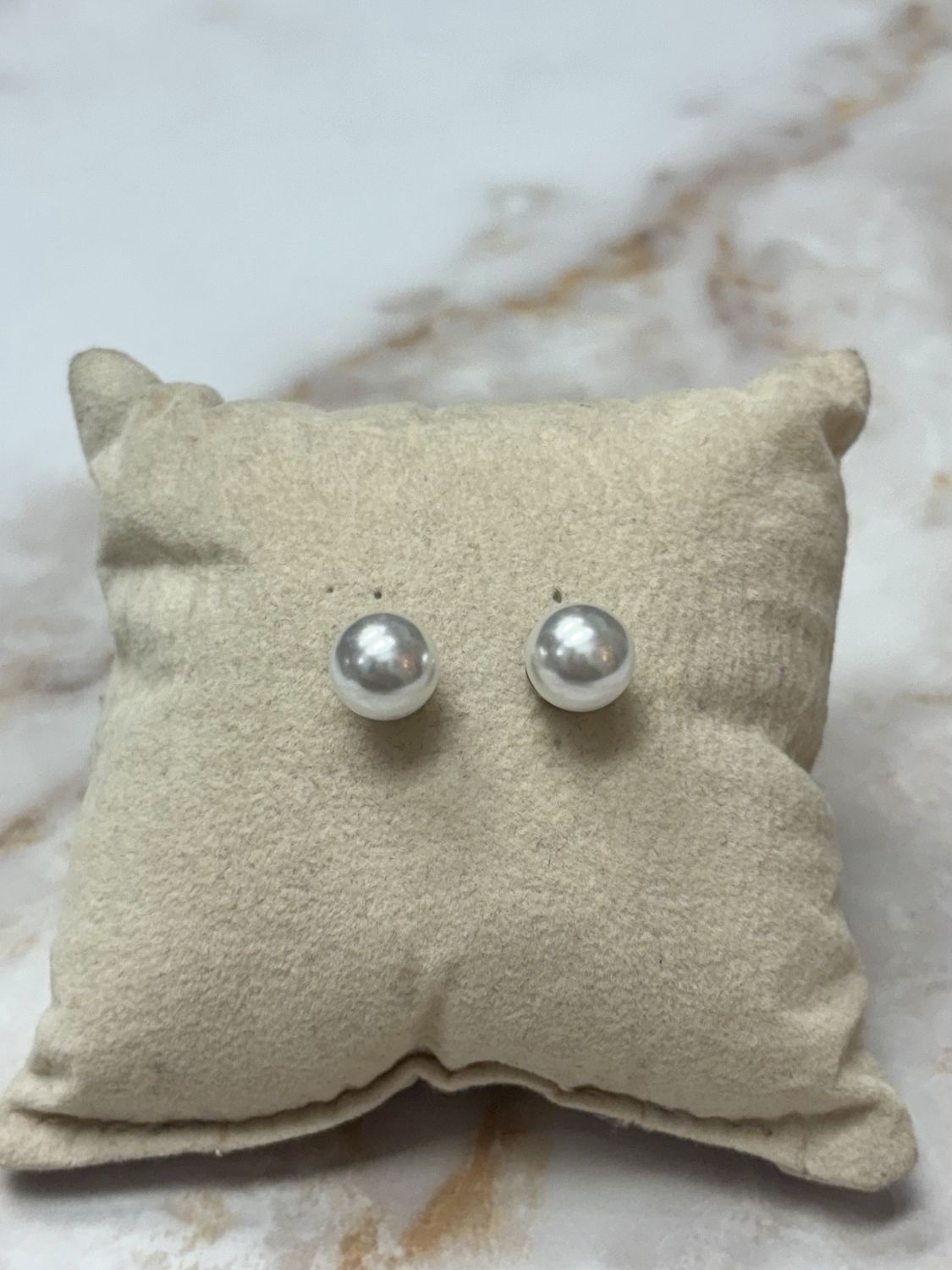 Pearl studs