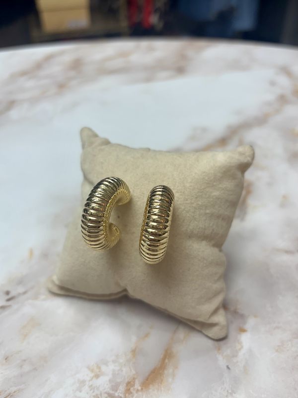Chunky ribbed gold hoops