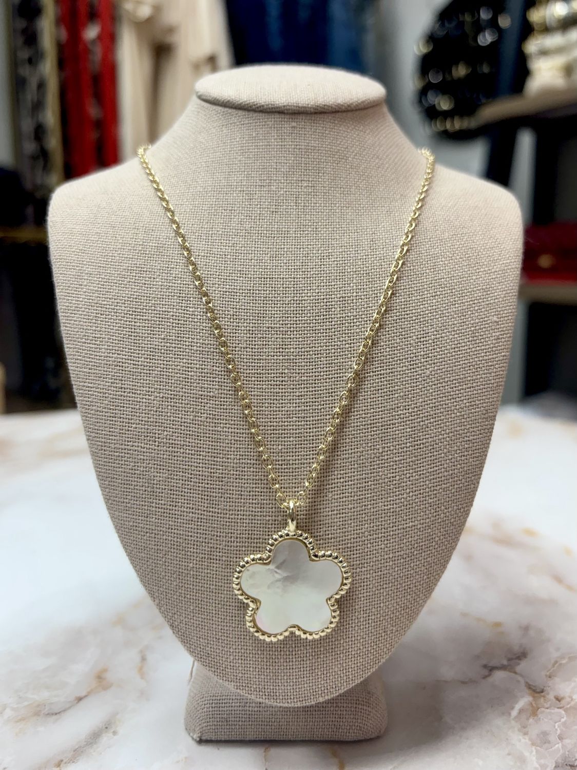 Gold neck pearl flower necklace