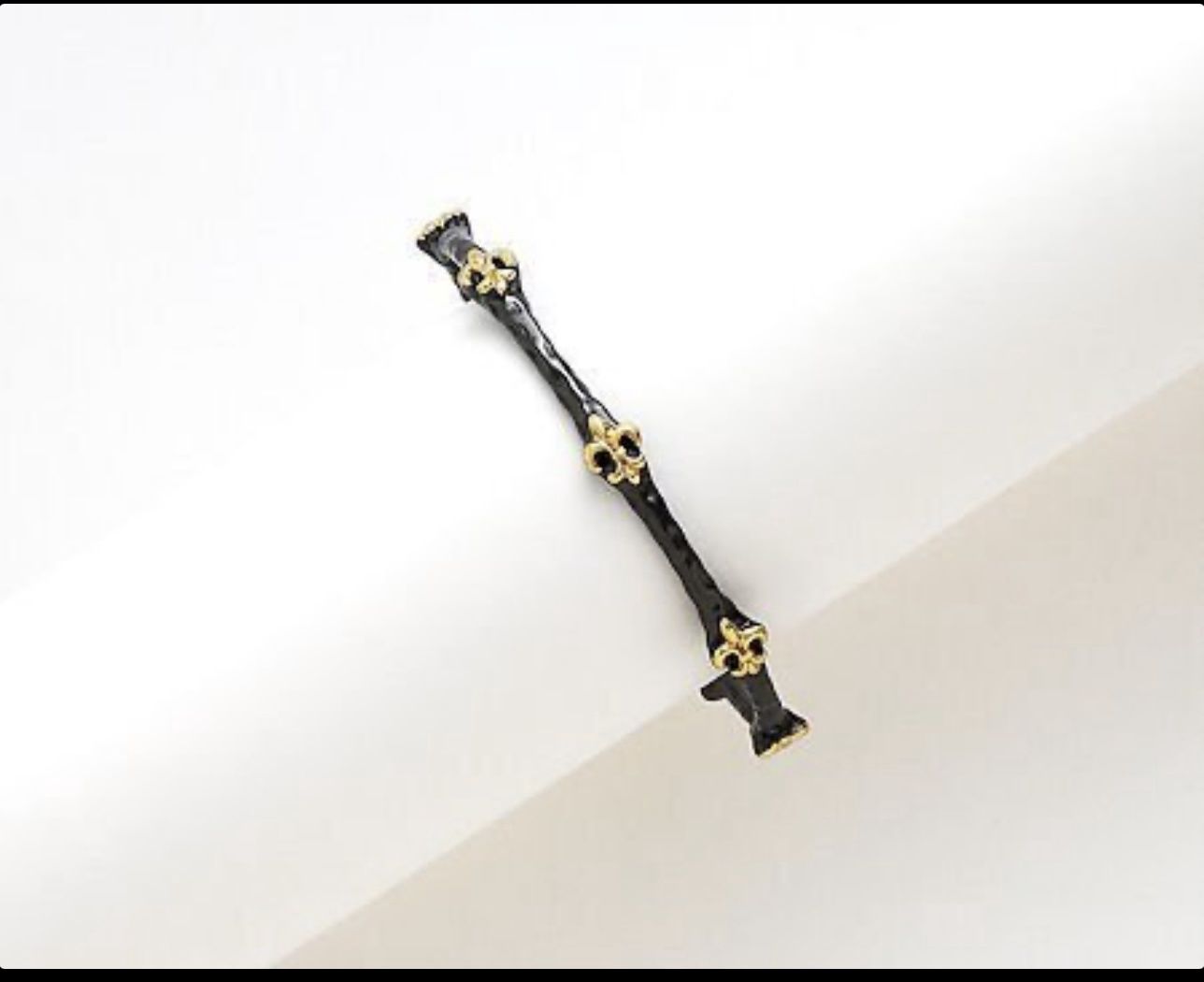 Thin Bangle w/ Gold Fleur de lis
